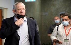 الشاباك يتهم عاملا بمنزل بيني غانتس بالتجسس لصالح إيران