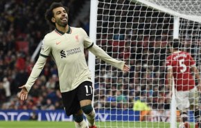 محمد صلاح يطرح قميصه الذي ارتداه بمباراة مانشستر يونايتد في مزاد