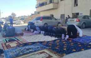 مقدسيون يصلون الجمعة امام البناية المهددة بالهدم ببلدة الطور