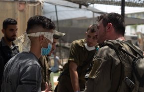 الاحتلال يعتقل ١٢ مواطنا من الضفة والقدس