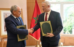 وزير الحرب الإسرائيلي يغادر المغرب بعد توقيع اتفاق تعاون أمني