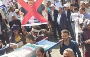 تعز.. إحراق صور 'منصور هادي' بعد وصول القمح لاسعار خيالية