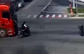 نجاة سائق دراجة من حادث رهيب بأعجوبة