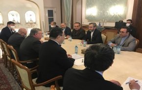 كبير المفاوضين الايرانيين یجري مشاورات دبلوماسية مكثفة في فيينا