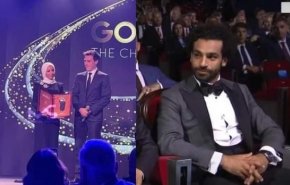 شاهد..زوجة محمد صلاح تستلم جائزة 