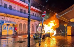الفلسطينيون يتصدون لسيارة مستوطنين اقتحمت رام الله ويحرقونها+فيديو