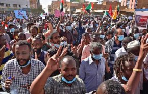 السودان.. الآلاف يتظاهرون للمطالبة بالحكم المدني
