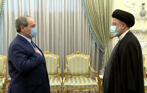 شاهد.. المقداد يسلم دعوة الأسد إلى رئيسي لزيارة دمشق  