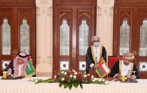 السعودية وسلطنة عمان تعززان علاقتهما بخمس اتفاقات جديدة

