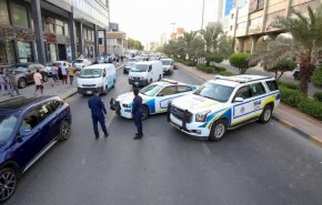 في الكويت.. أب يدهس أطفاله الثلاثة