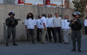 مستوطنون يحطمون مركبات فلسطينية في القدس