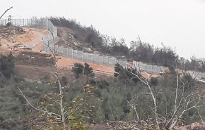 جيش الاحتلال يستأنف تركيب الشبك الحديدي على حدود فلسطين مع لبنان