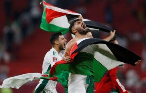 شاهد.. احتفاء فلسطيني بمنتخب الجزائر وبرفعه لعلم فلسطين بعد فوزه على المغرب
