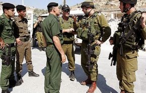 الإحتلال يسلم السلطة الفلسطينية مطلوبين رفعا رايات حماس