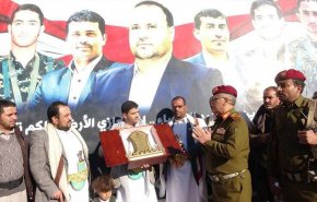 وزارة دفاع اليمن تكرم أسرة الشهيد صالح الصماد بدرع الوفاء