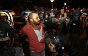 الاحتلال يعتدي بوحشية على متضامنين مع عائلة مقدسية في الشيخ جراح

