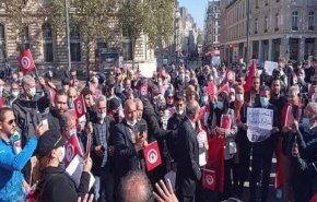تونسيون يحتجون في 'فرنسا' رفضا للانقلاب!