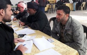 بالصور.. انضمام المئات من أبناء دير الزور لاتفاق التسوية
