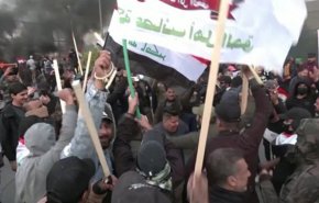 تنديدا بجريمة القائم.. متظاهرون يحرقون مجسما للسفارة الأميركية في بغداد