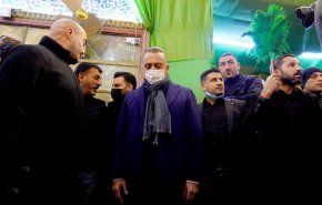 بالصور.. الكاظمي يزور مرقد الامام علي عليه السلام في النجف الاشرف