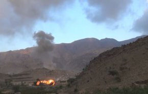 غارات سعودية اماراتية هستيرية على اليمن والاهالي يشقون طرقا جبلية بايديهم
