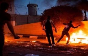 شبان فلسطينيون يستهدفون برجًا عسكريًّا إسرائيليًّا بالزجاجات الحارقة 