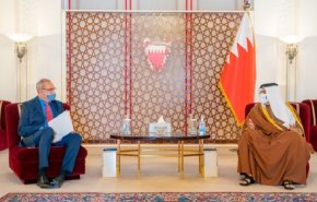 ولي عهد البحرين يلتقي سفير الكيان الإسرائيلي لدى المملكة
