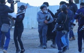 قوات الاحتلال تقوم بسحل وضرب فتاة فلسطينية في النقب + فيديو