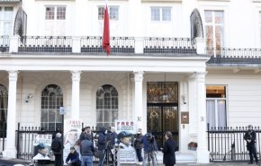 نواب بريطانيون يعقدون مؤتمرا صحفيا أمام سفارة البحرين في لندن