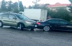 شاهد.. 'الجليد' على الطريق يسبب حوادث للسيارات في لبنان!
