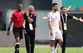 حكم 'فضيحة' في مباراة هامة لمنتخب عربي!