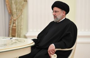 صورة.. الرئيس الإيراني يقيم الصلاة في الكرملين