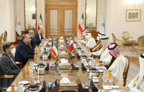 وزير الخارجية الايراني يستقبل نظيره القطري ويناقش معه القضايا ذات الاهتمام المشترك 