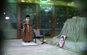 قائد الثورة الاسلامية يزور مرقد الامام الخميني (ره) وقبور الشهداء