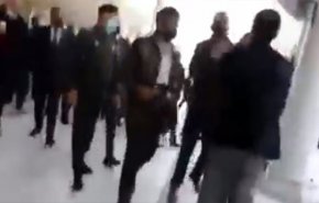مواطن عراقي يوبخ خميس الخنجر أثناء زيارته إلى النجف (فيديو)
