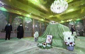 رئيس الجمهورية وأعضاء الحکومة يجددون العهد مع مبادي الثورة الاسلامية