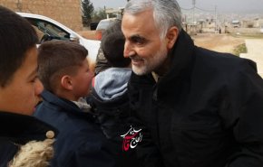 صور تنشر لأول مرة..الشهيد سليماني يوزع الحلوى على اطفال سوريا
