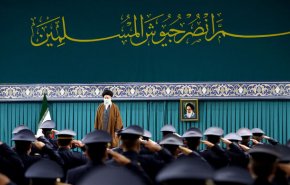 آية الله خامنئي: التزم بالقواعد الصحية وتلقيت الجرعة الثالثة من لقاح كورونا
