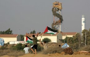  3 فلسطينيين يحرقون آلية إسرائيلية على الحدود مع غزة