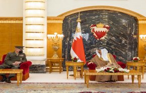 الجنرال ماكينزي يجري مباحثات مع ملك البحرين