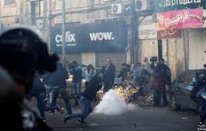 الاحتلال يغلق حي الشيخ جرّاح ويفرق الفلسطينيين بقنابل الصوت