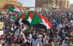 سيارات دبلوماسية تشارك في تظاهرات السودان والخارجية تستدعي السفراء