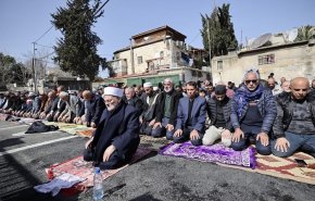 فلسطينيون يؤدون صلاة الجمعة في حي الشيخ جراح المهدد بالتهجير 