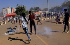 الخرطوم.. إصابة متظاهرين في مواجهات مع الأمن السوداني

