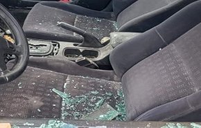 إصابة شابين فلسطينيين باعتداء مستوطنين على مركبتهما 