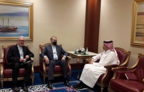 وزير الخارجية الإيراني يلتقي نظيره القطري