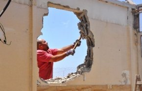 الاحتلال يجبر مواطنا على هدم منزله في القدس