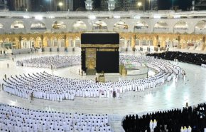 أول صلاة بدون تباعد في الحرمين الشريفين