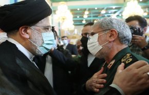بالصور.. العميد قاآني برفقة جمع من المضحين يلتقون الرئيس الإیراني