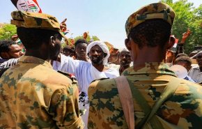 شاهد..تظاهرات في السودان وطرح مبادرة للتوافق الوطني

